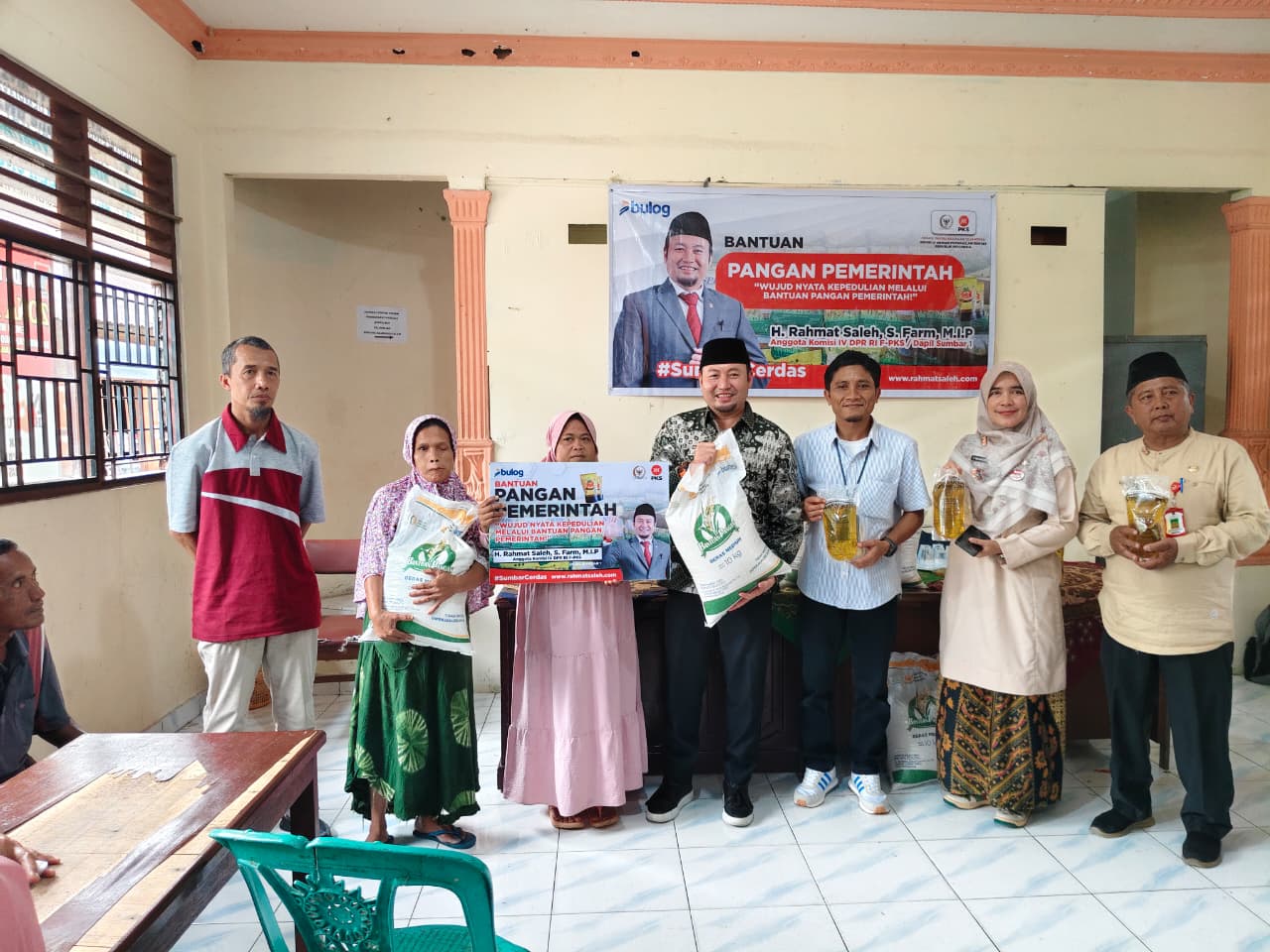 Dalam kunjungan pada Jumat (14/11/2025), ia menyerahkan bantuan minyak goreng dan beras sembari menjalin kembali silaturahmi dengan warga yang dulu menjadi penopang hidupnya.