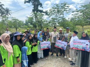 Rahmat Saleh menyerahkan bibit unggul untuk memperkuat produktivitas dan ketahanan pangan petani Solok.
